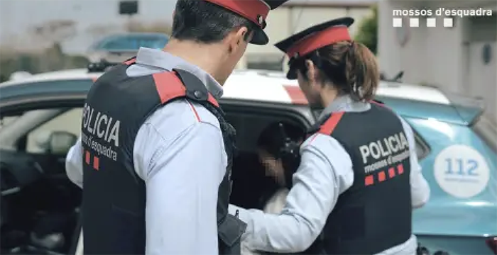 Detingudes dues dones al Prat per agredir un taxista i un Mossos d’Esquadra